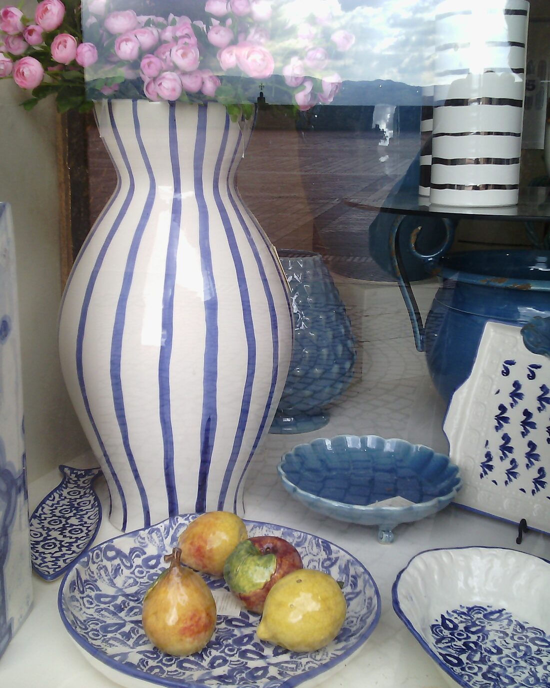 Hand-painted ceramics in white and blue