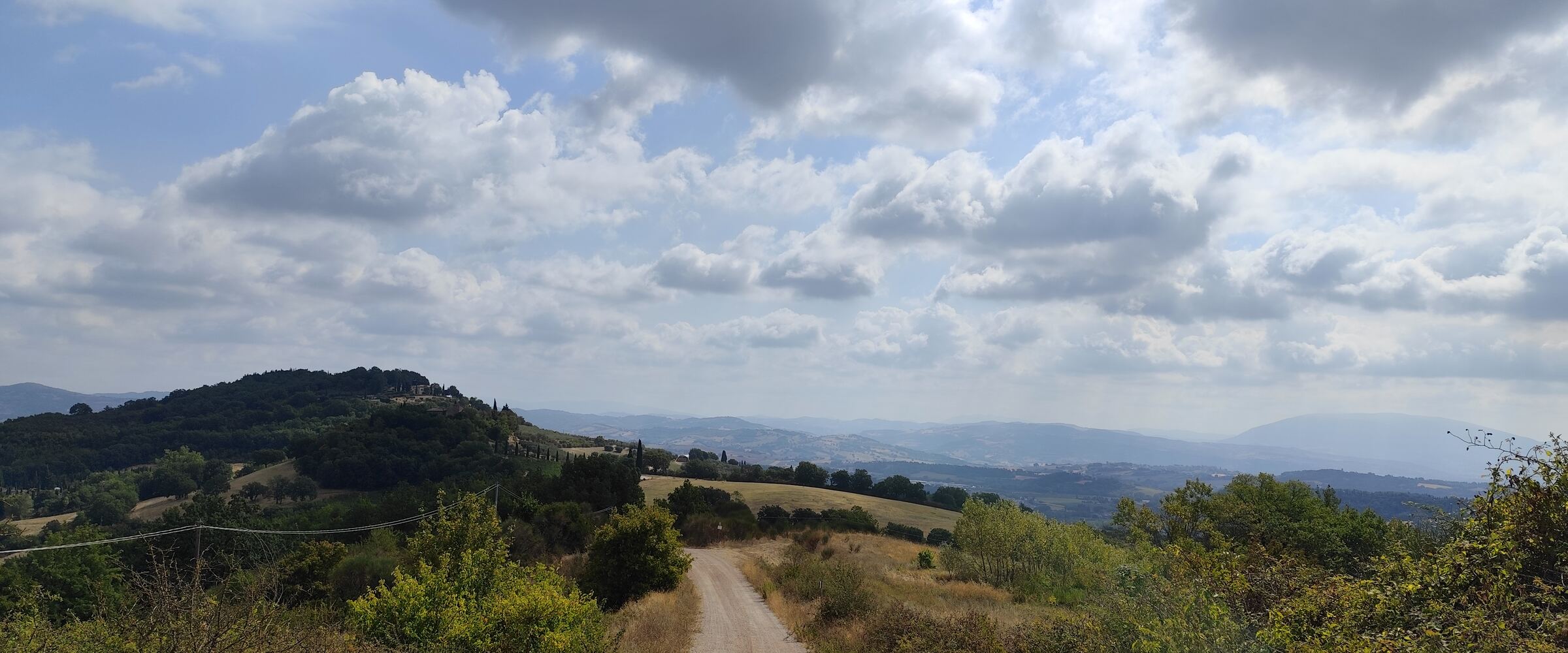 Colline coltivate e strada bianca nella campagna umbra